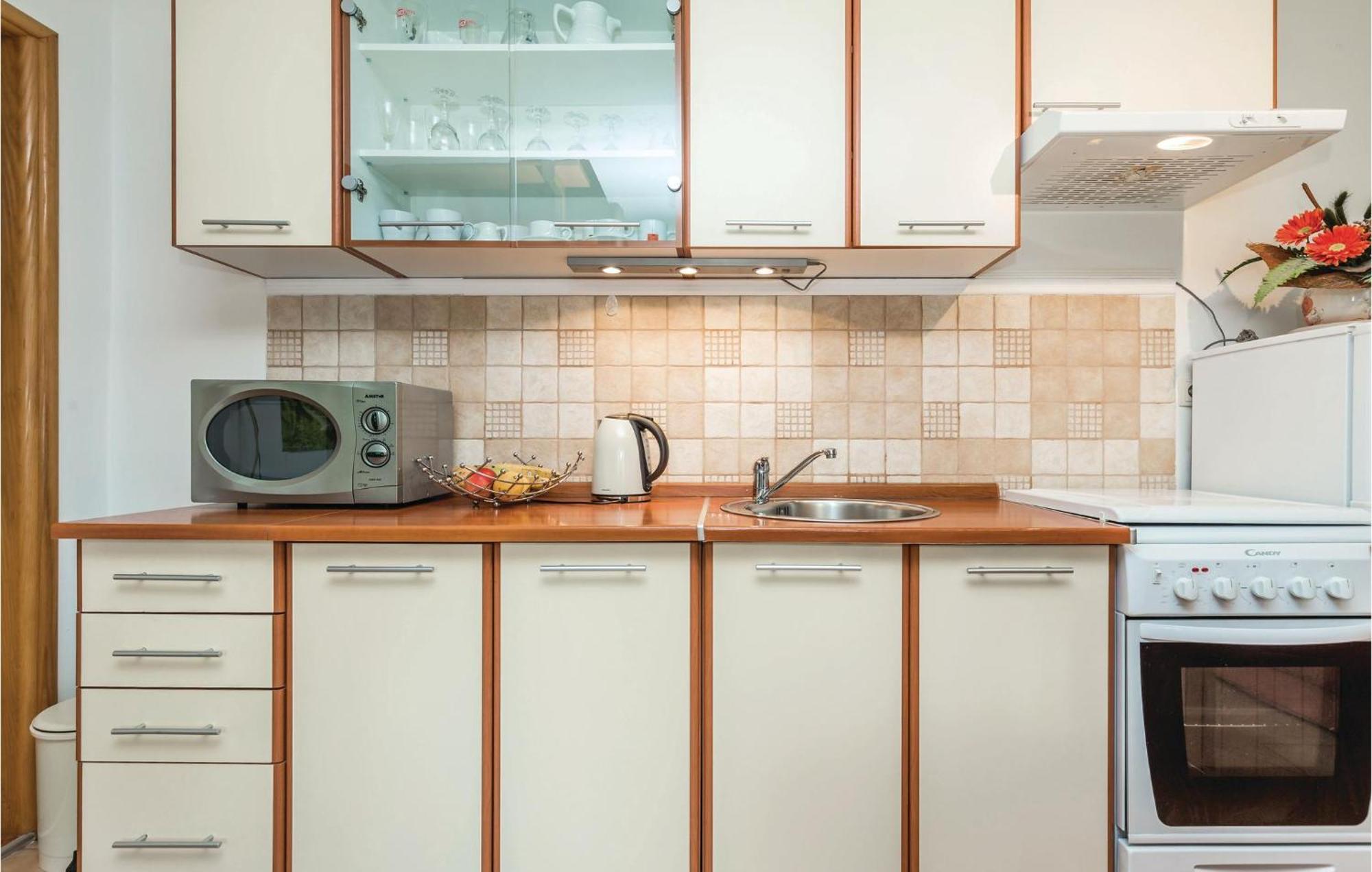 2 Bedroom Cozy Home In Licko Lesce Εξωτερικό φωτογραφία