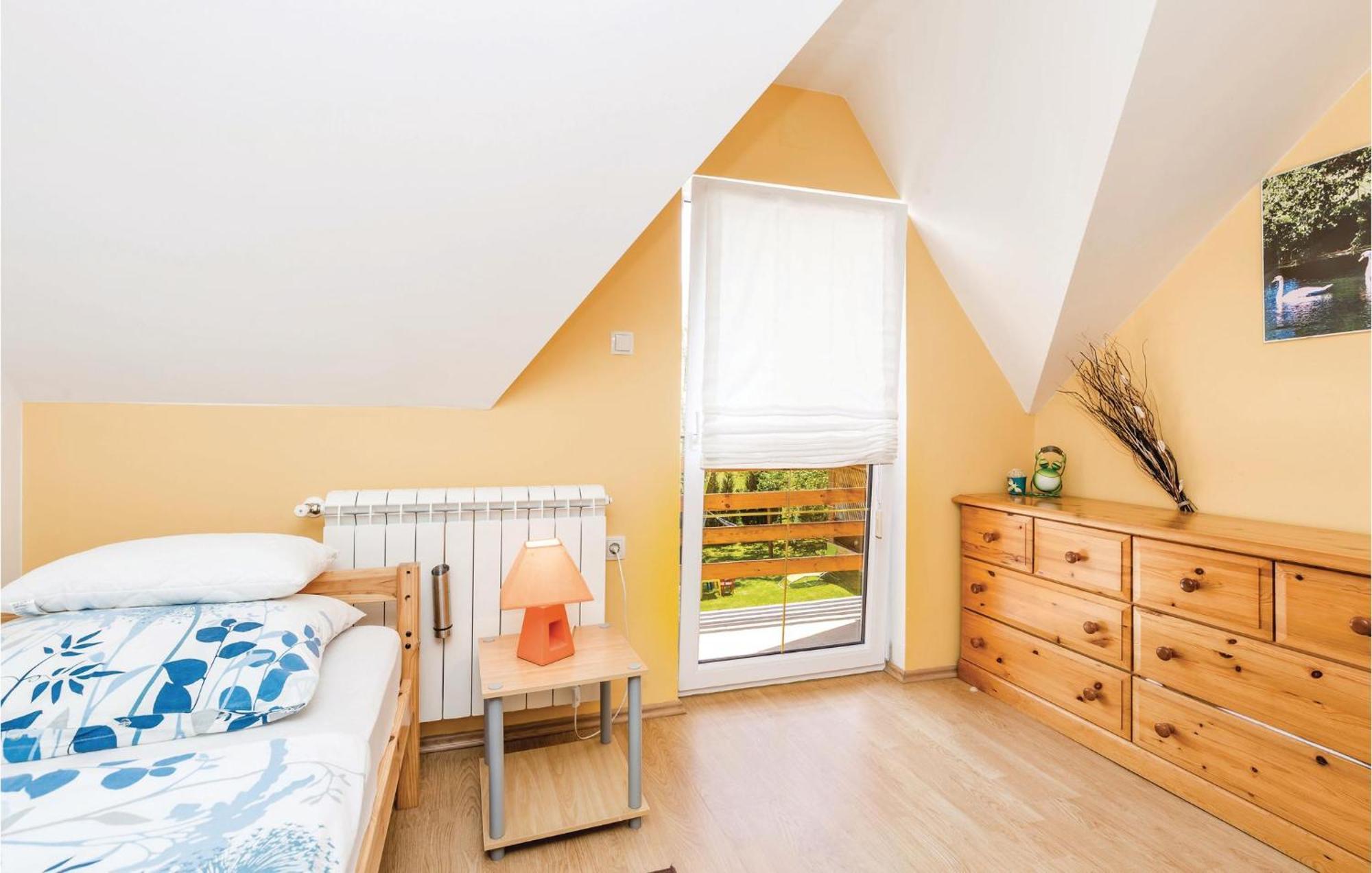 2 Bedroom Cozy Home In Licko Lesce Εξωτερικό φωτογραφία