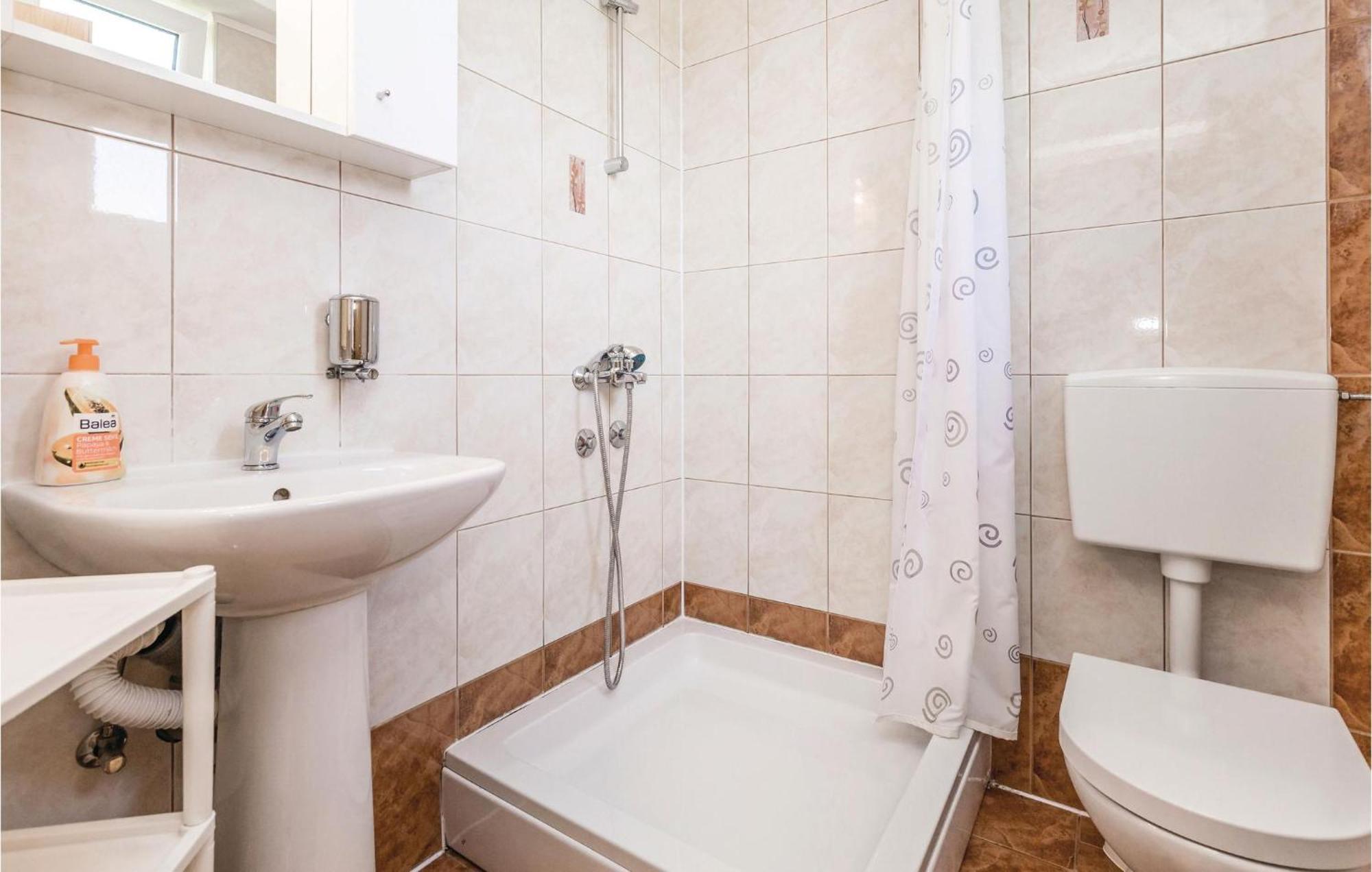 2 Bedroom Cozy Home In Licko Lesce Εξωτερικό φωτογραφία