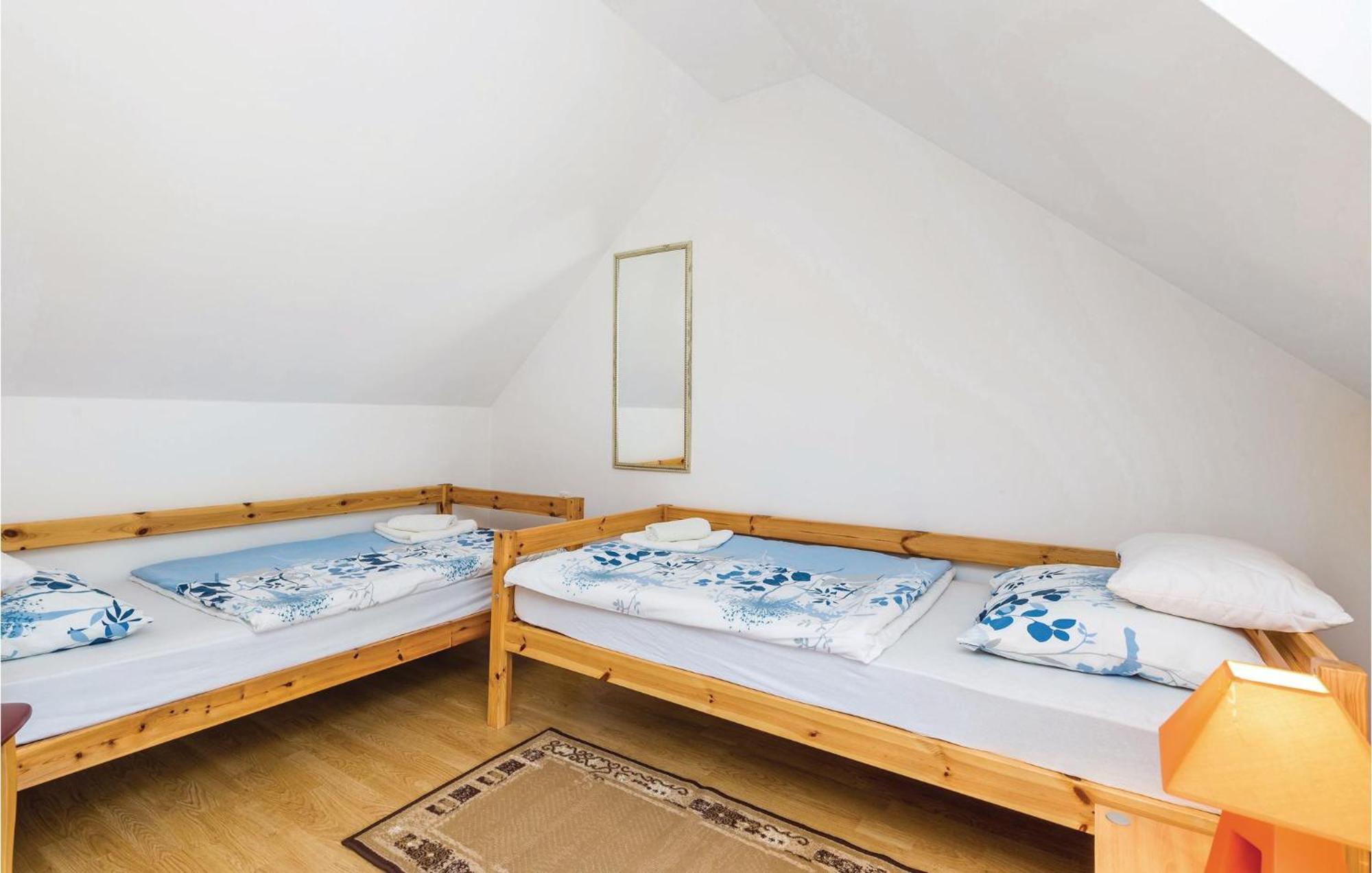 2 Bedroom Cozy Home In Licko Lesce Εξωτερικό φωτογραφία