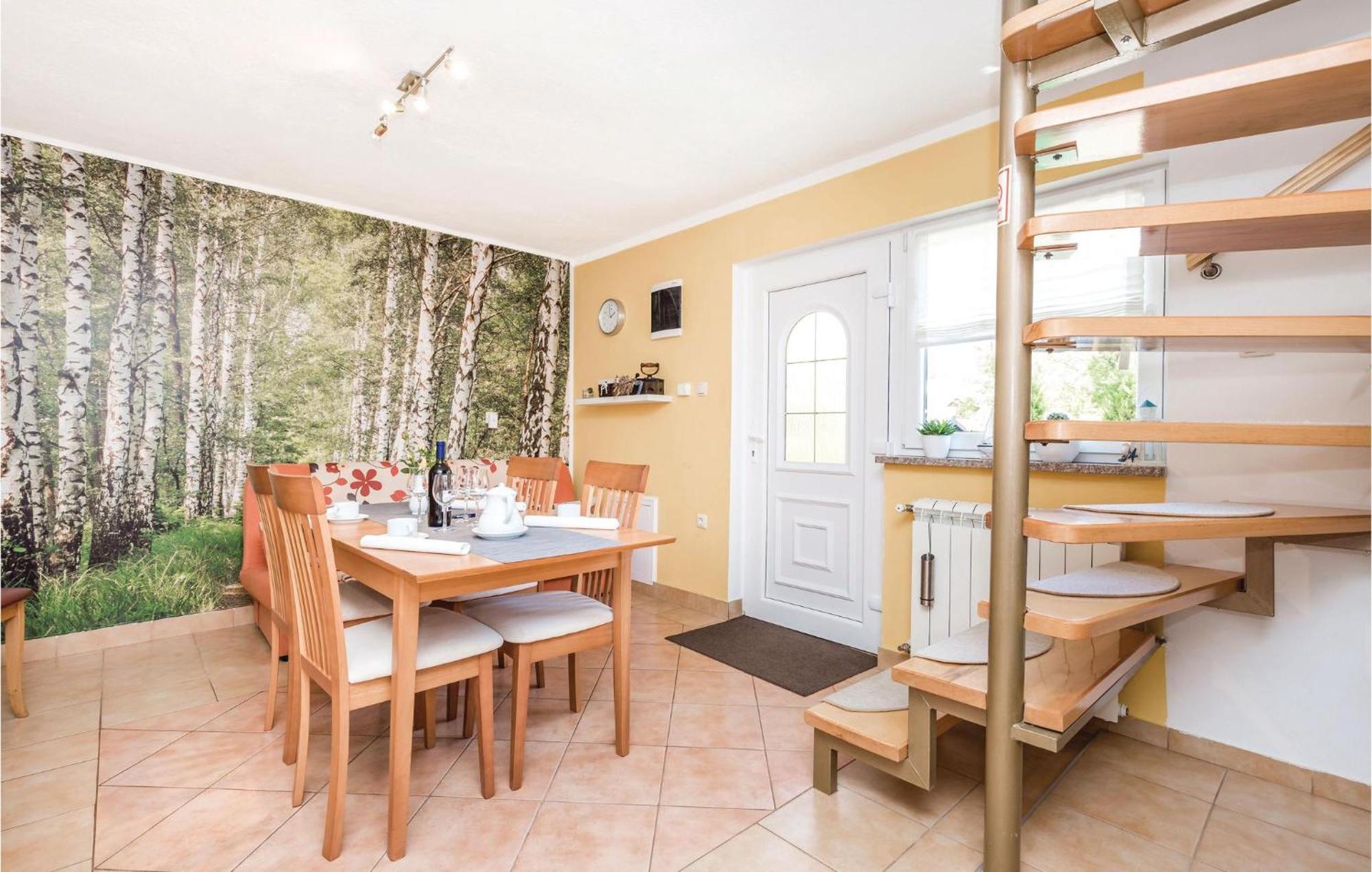2 Bedroom Cozy Home In Licko Lesce Εξωτερικό φωτογραφία