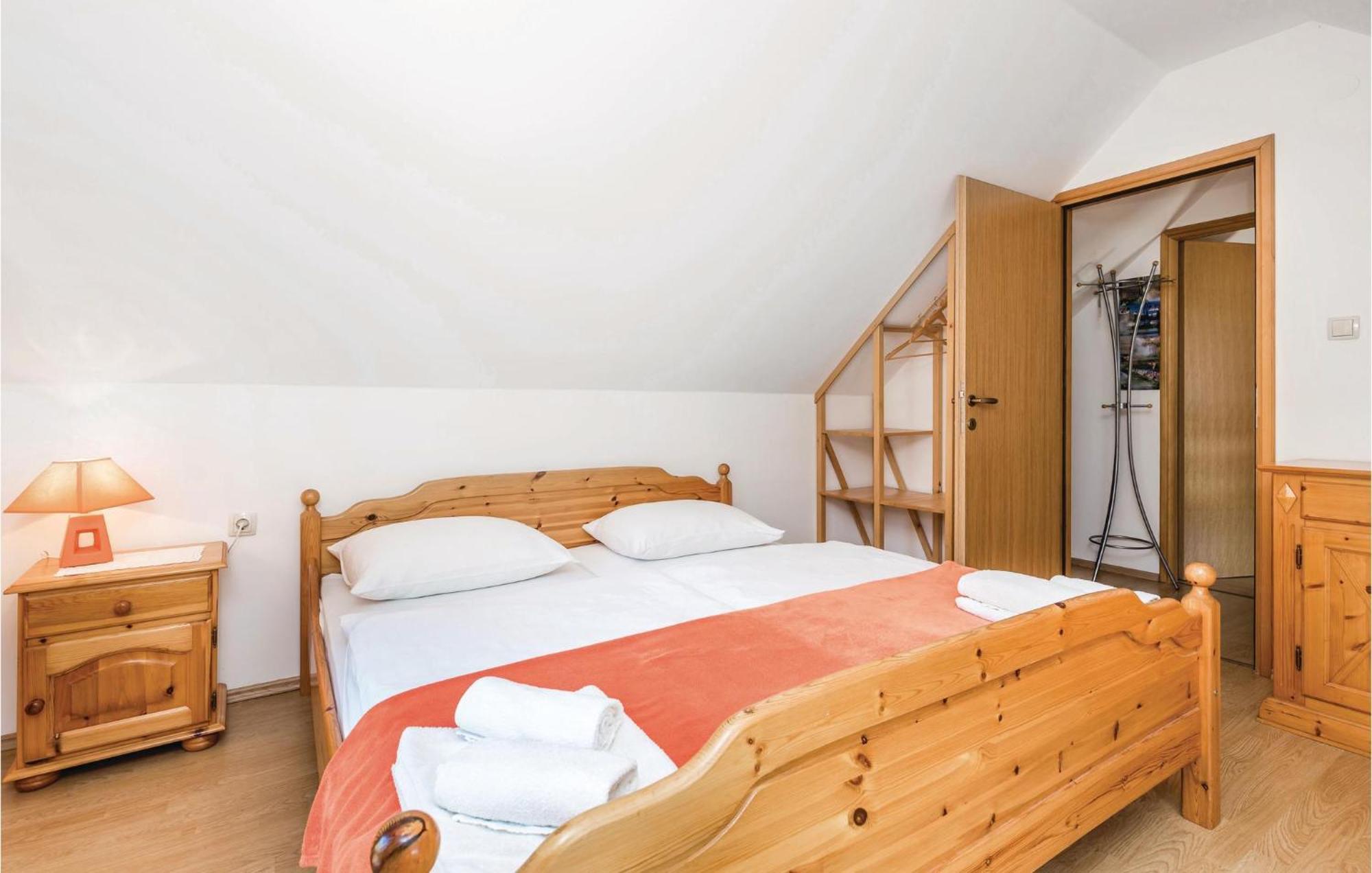 2 Bedroom Cozy Home In Licko Lesce Εξωτερικό φωτογραφία
