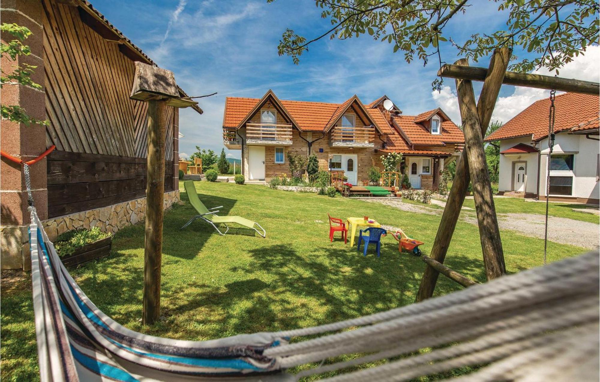 2 Bedroom Cozy Home In Licko Lesce Εξωτερικό φωτογραφία