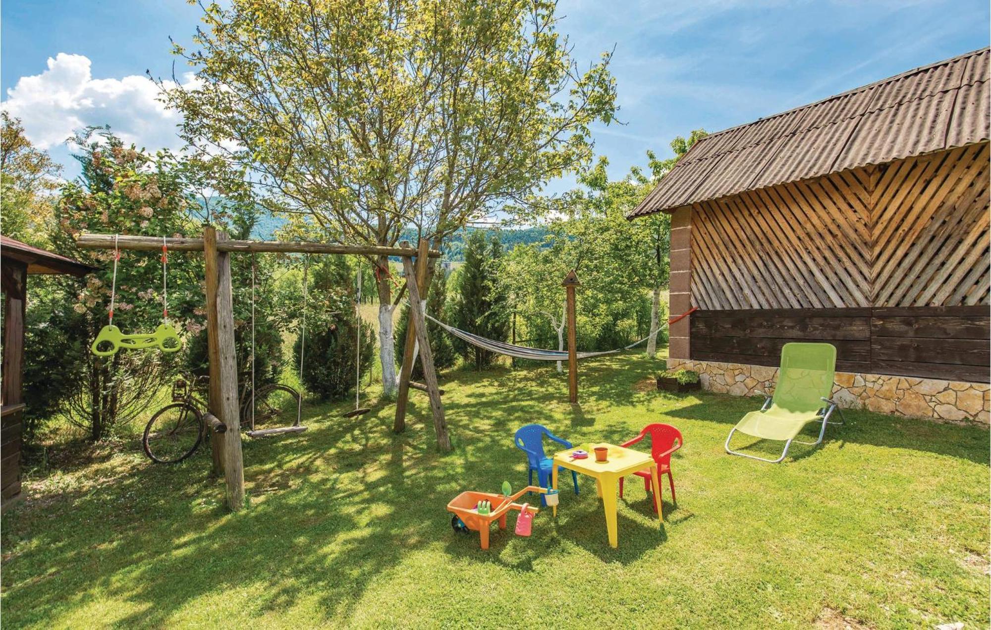 2 Bedroom Cozy Home In Licko Lesce Εξωτερικό φωτογραφία