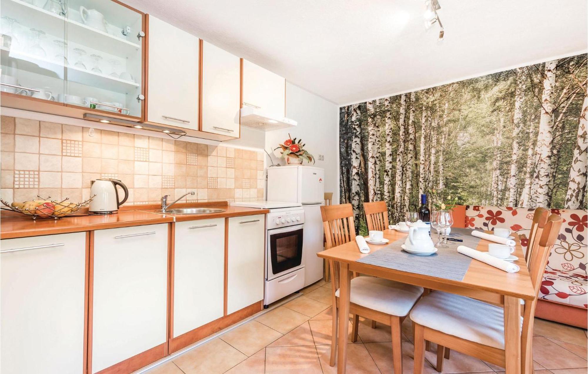 2 Bedroom Cozy Home In Licko Lesce Εξωτερικό φωτογραφία