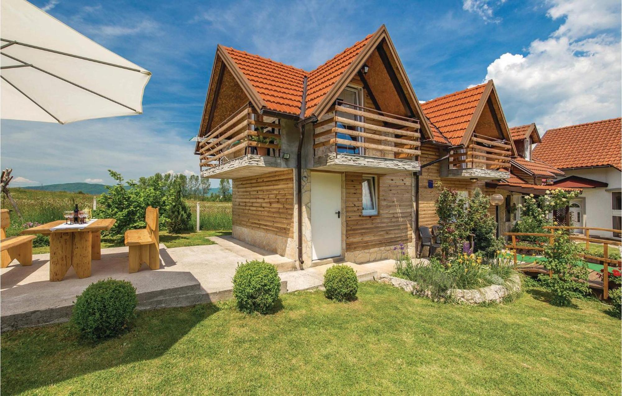 2 Bedroom Cozy Home In Licko Lesce Εξωτερικό φωτογραφία
