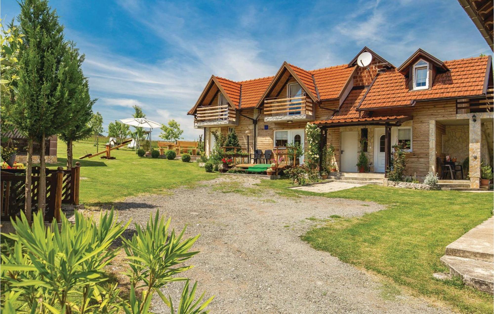 2 Bedroom Cozy Home In Licko Lesce Εξωτερικό φωτογραφία
