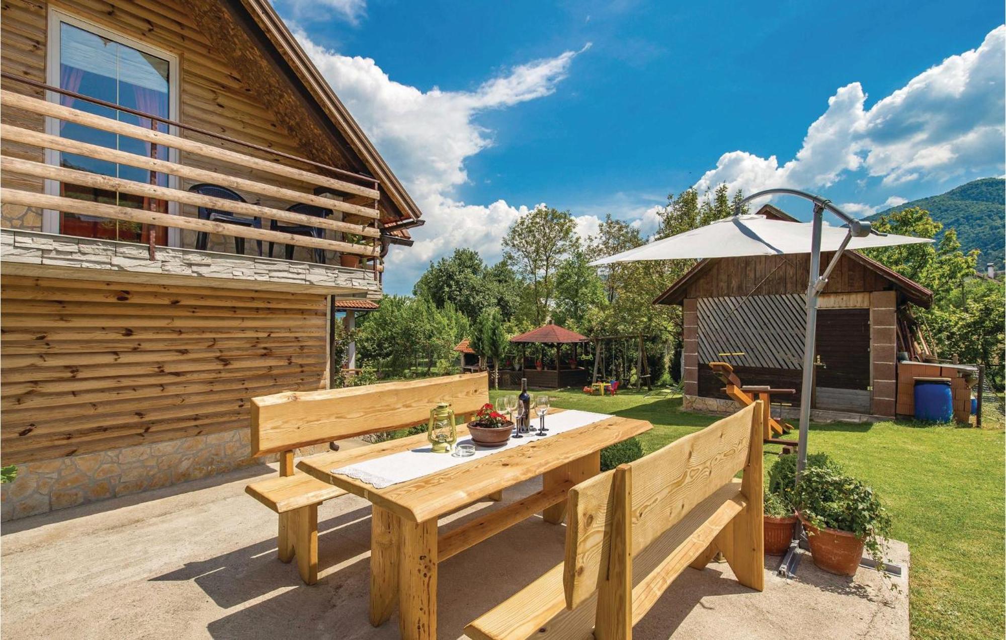 2 Bedroom Cozy Home In Licko Lesce Εξωτερικό φωτογραφία