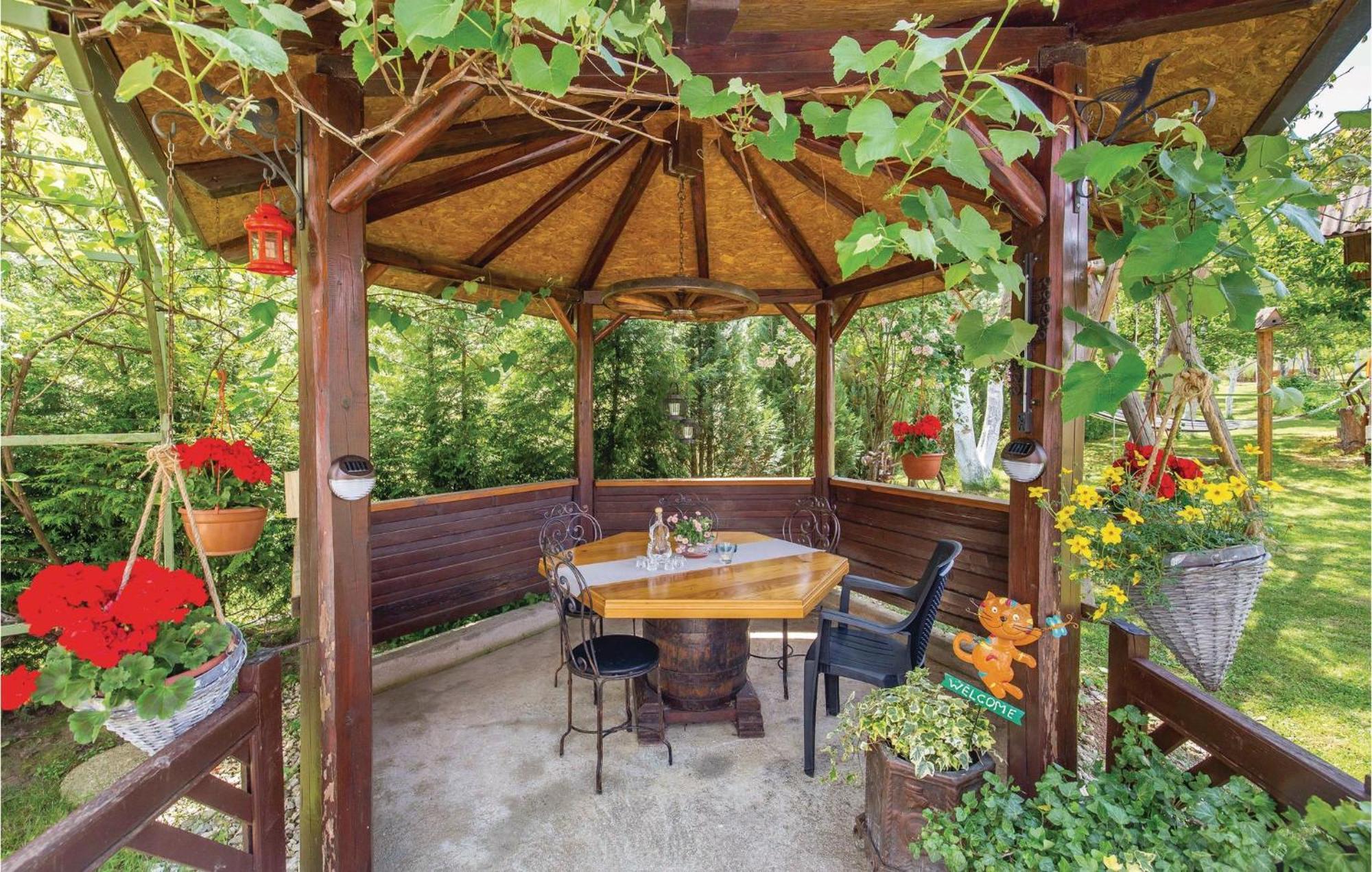 2 Bedroom Cozy Home In Licko Lesce Εξωτερικό φωτογραφία