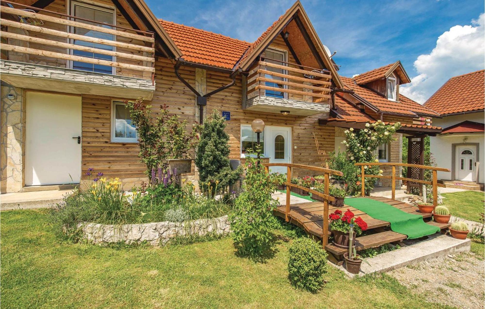 2 Bedroom Cozy Home In Licko Lesce Εξωτερικό φωτογραφία
