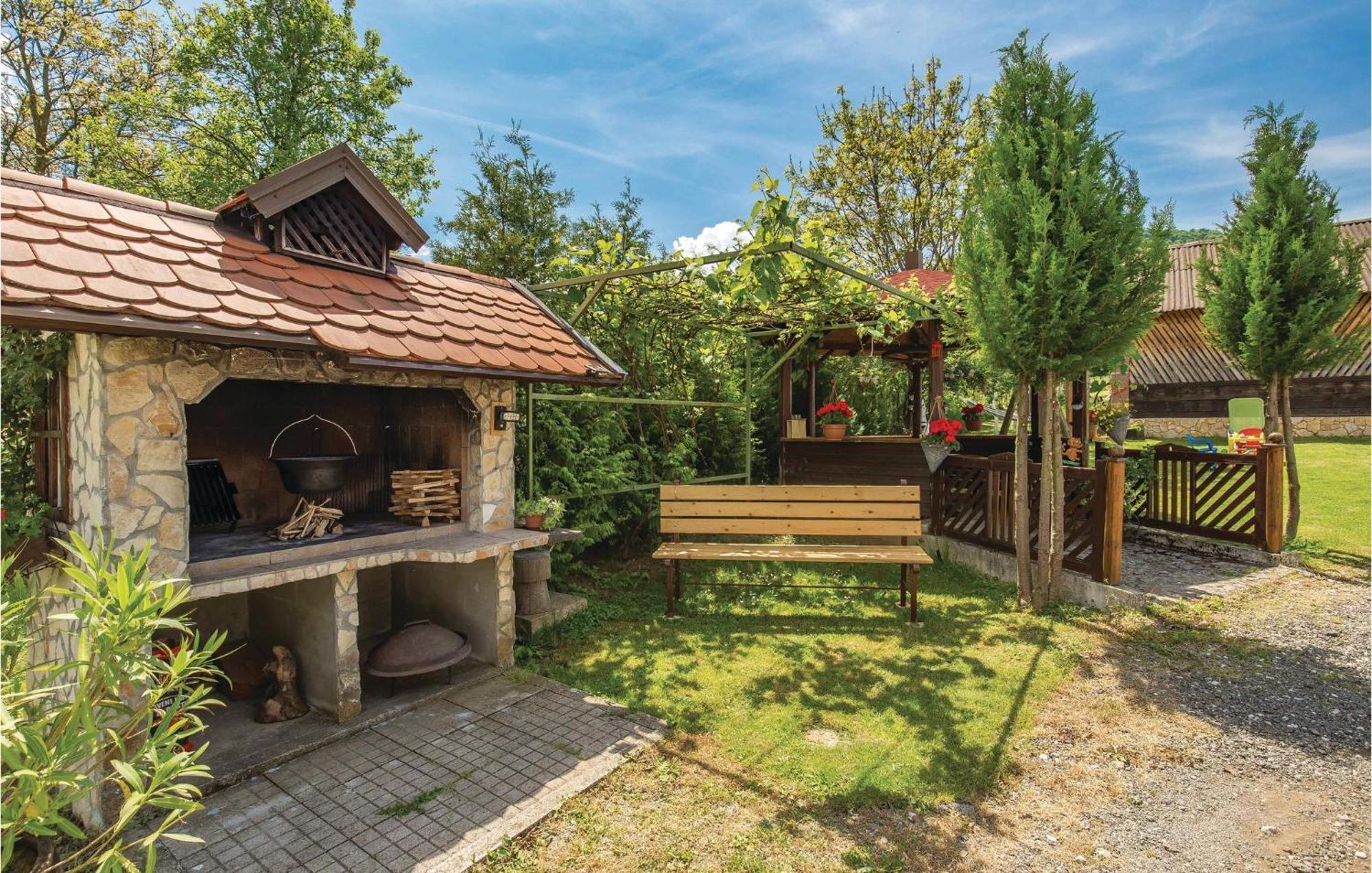 2 Bedroom Cozy Home In Licko Lesce Εξωτερικό φωτογραφία