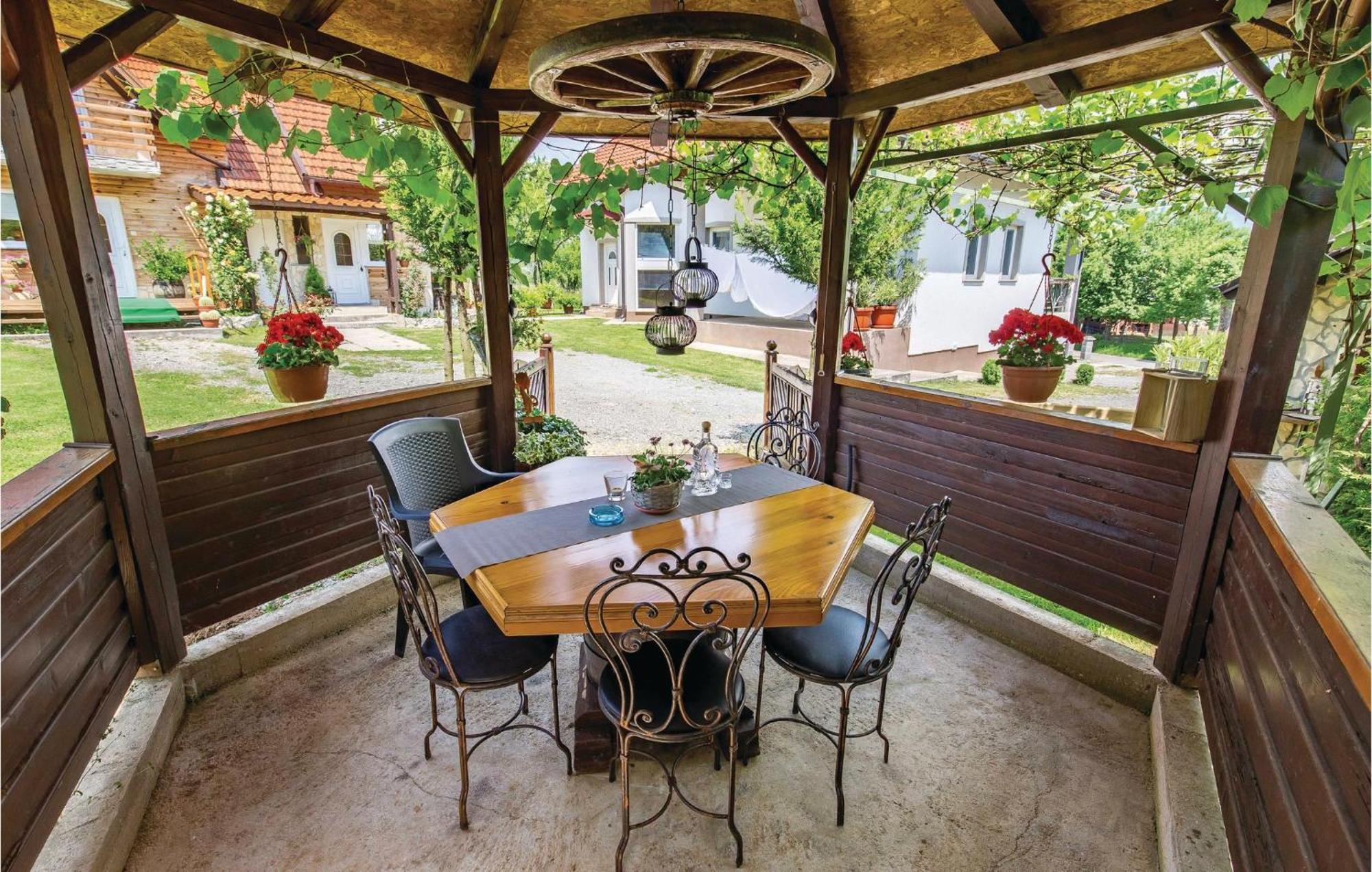 2 Bedroom Cozy Home In Licko Lesce Εξωτερικό φωτογραφία